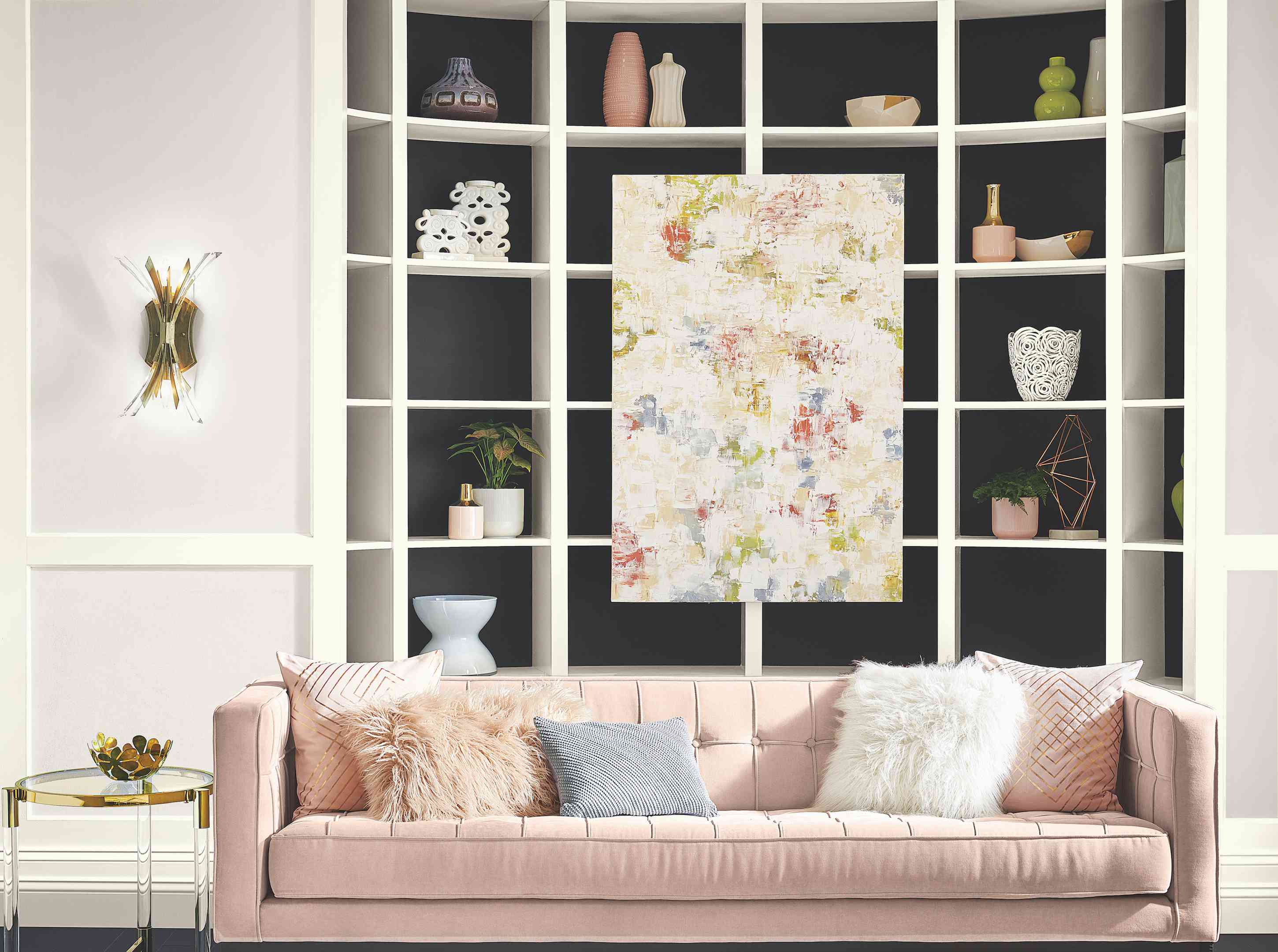 带有粉红色沙发的现代客厅