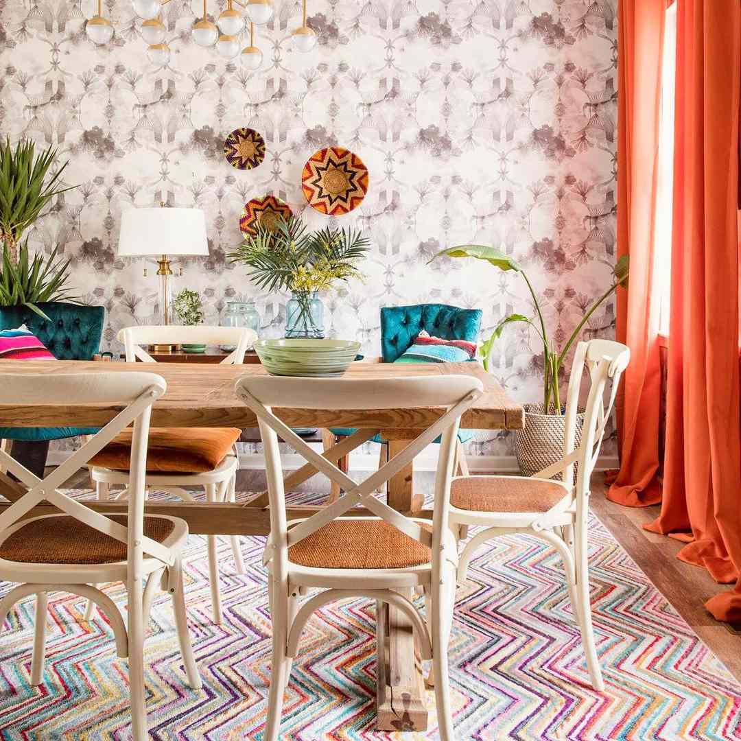 有五颜六色的地毯的被仿造的餐厅。