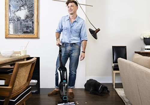 杰里迈亚·布伦特在他纽约的公寓里用BISSELL CrossWave无绳收音机Max vaccuum来收拾乱七八糟的东西。