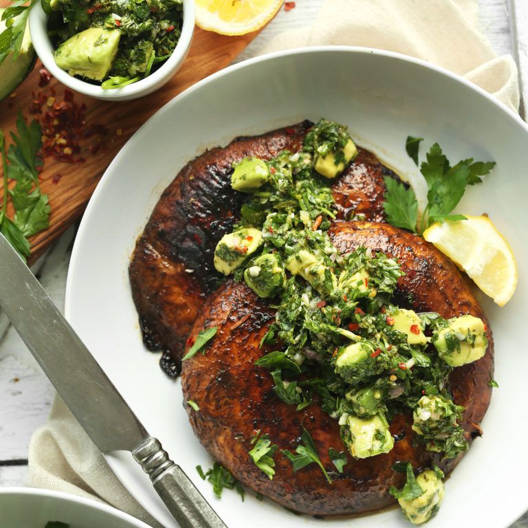 烤portobello蘑菇在酱汁与辛辣的鳄梨chimichurri。