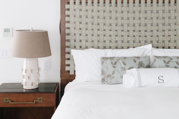 白色床上的花押枕头。