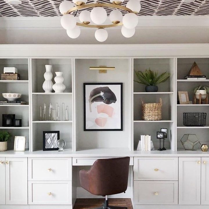 白色办公室，天花板上有墙纸