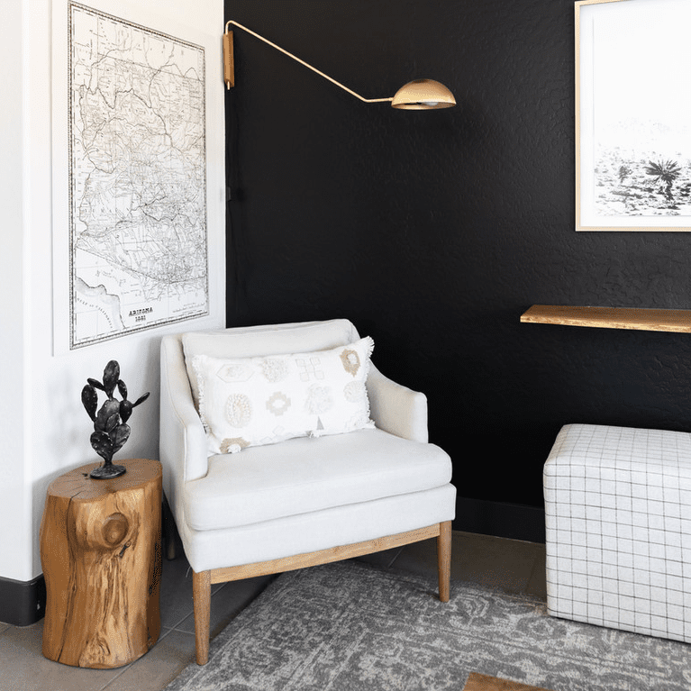 扶手椅在与任务灯的读书区域。