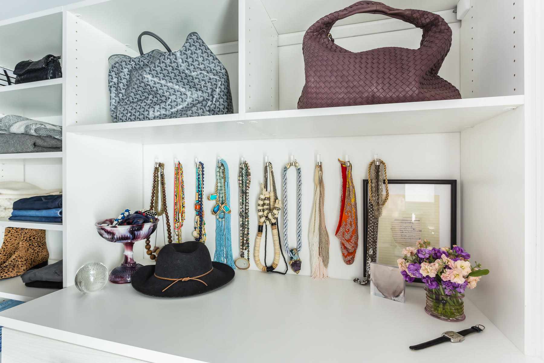 钩子上有组织的项链。