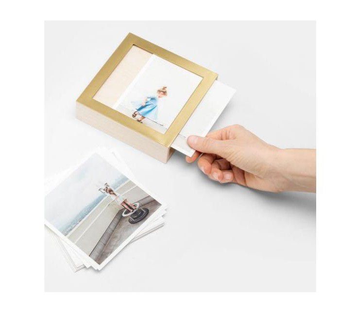 人工制品起义黄铜和木材照片盒