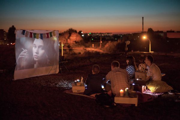 朋友们在户外看电影