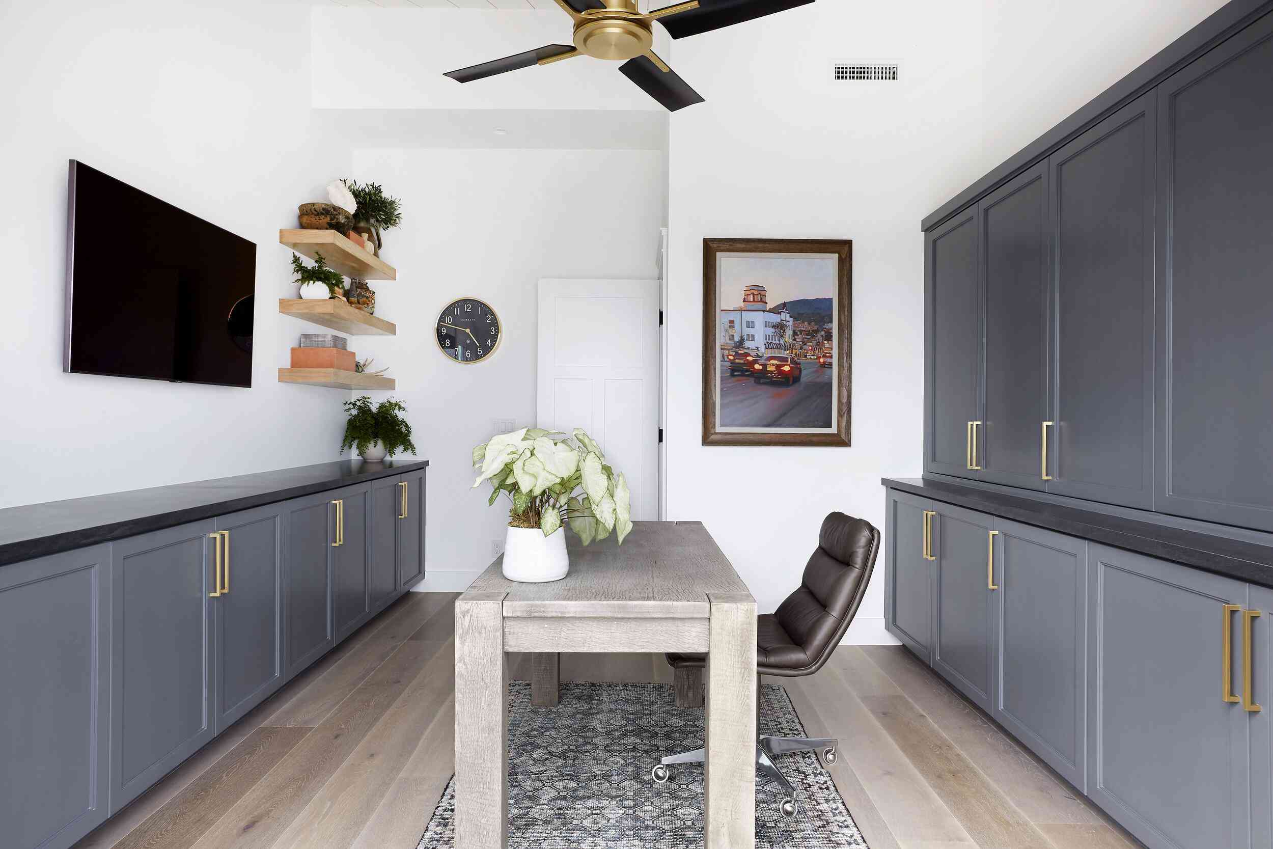 为家庭办公室购买的前五件事 - 符合人体工学的桌椅