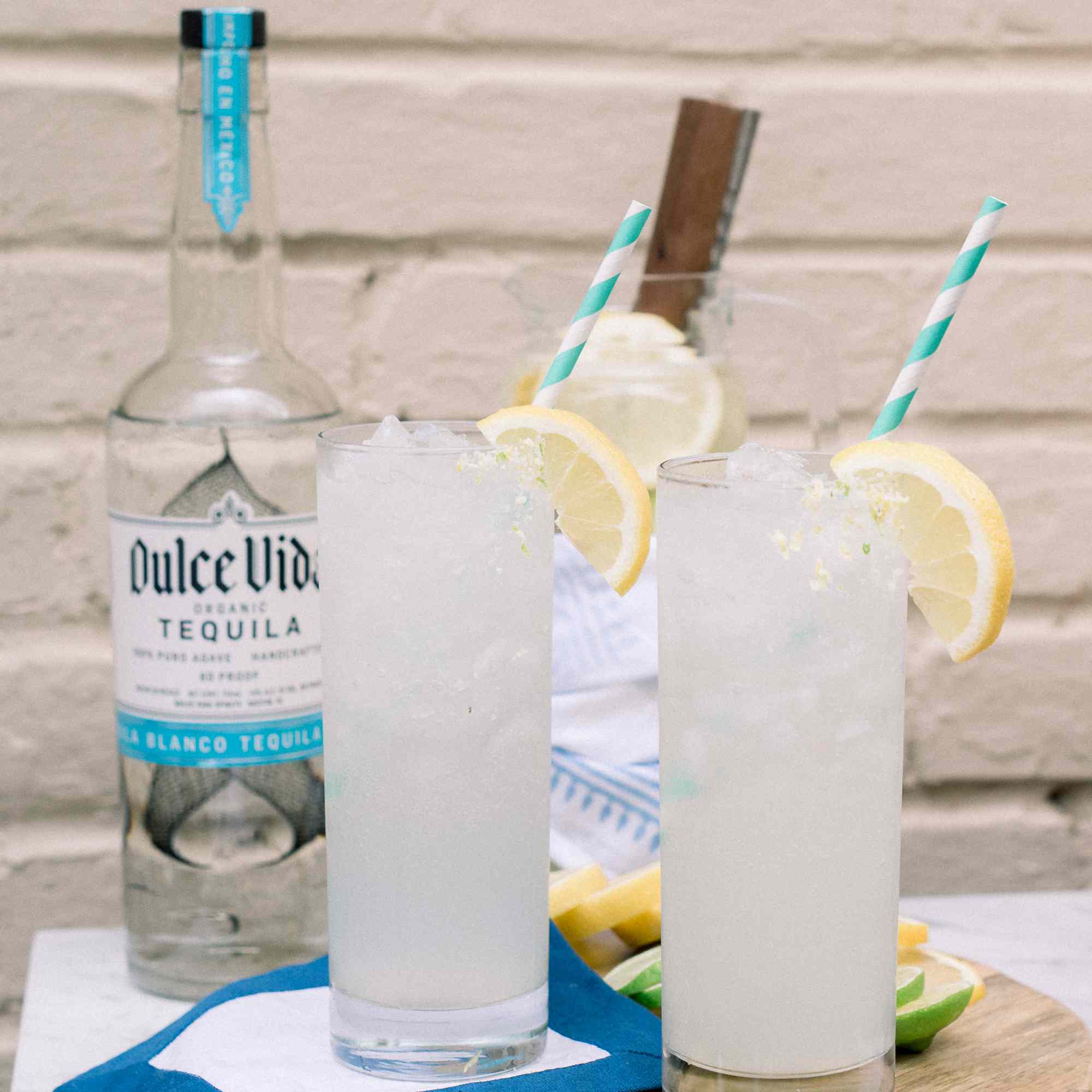 龙舌兰酒鸡尾酒在高球玻璃，饰有柠檬。