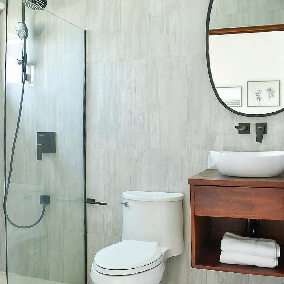 浴室木质梳妆台