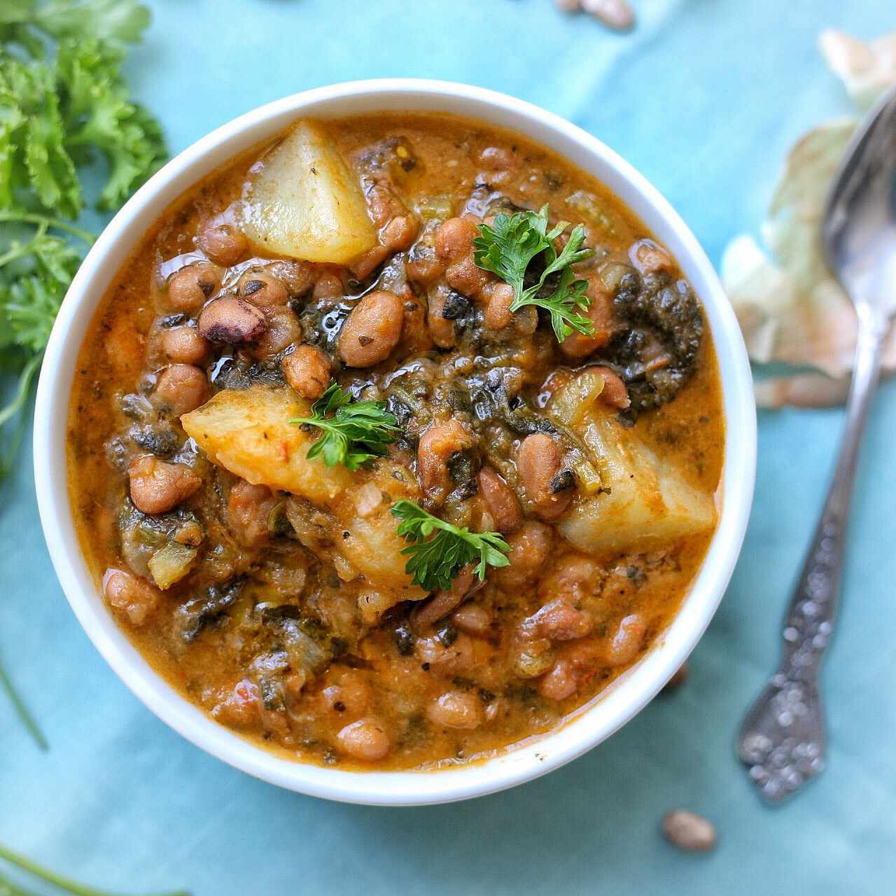 荷兰烤箱土豆和番茄豆炖