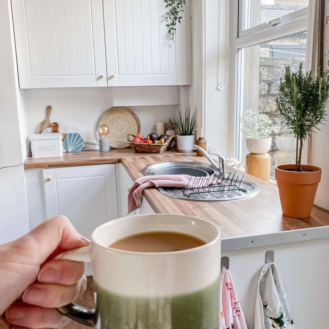 拿着一杯咖啡的女人