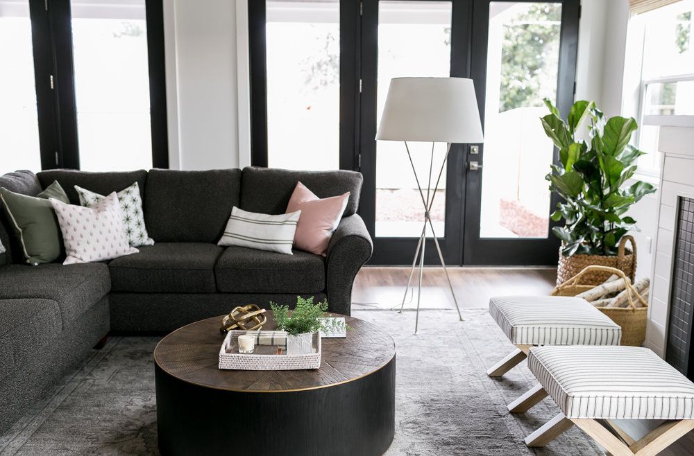 客厅里的深灰色沙发和黑色门框