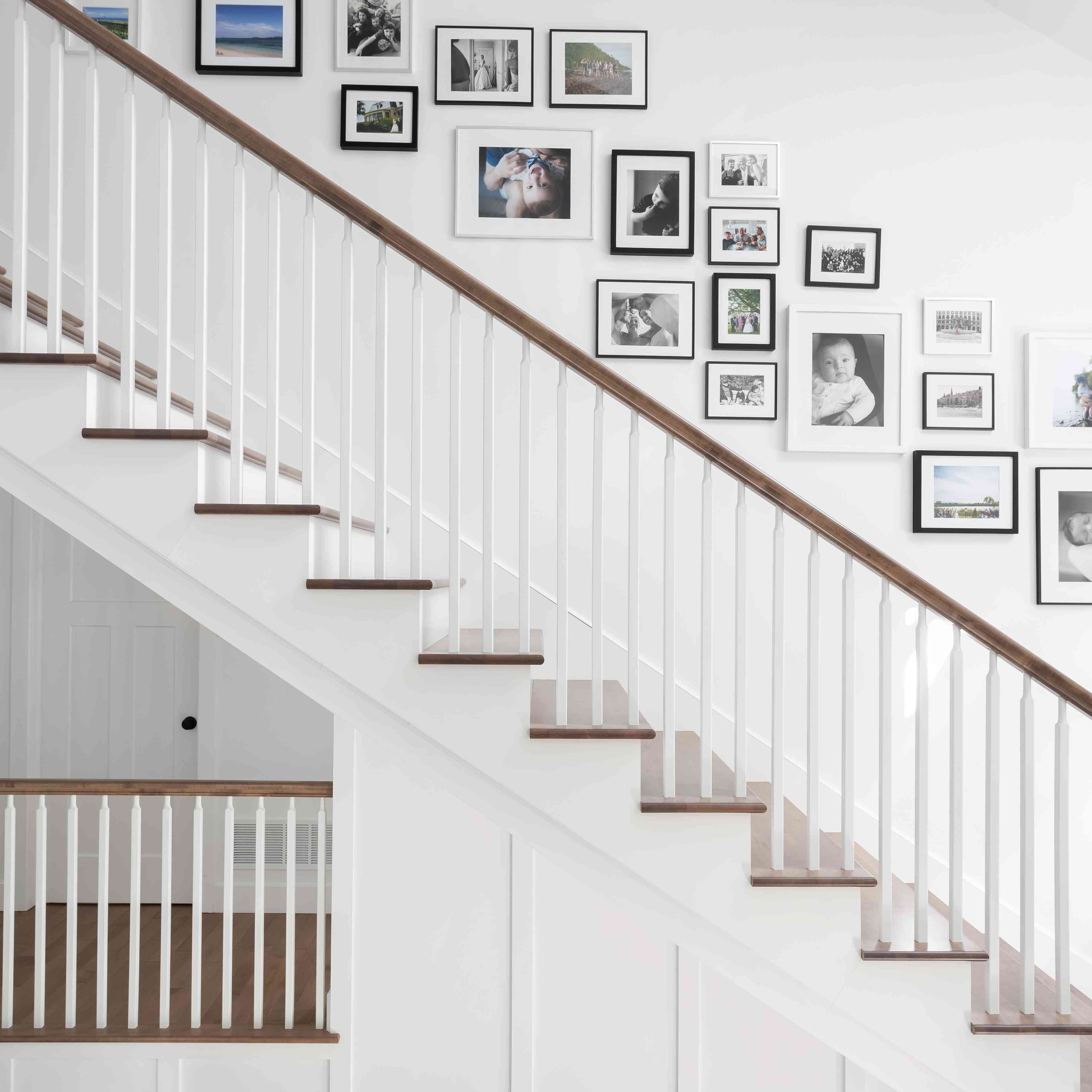 家庭照片在楼梯的墙壁上挂