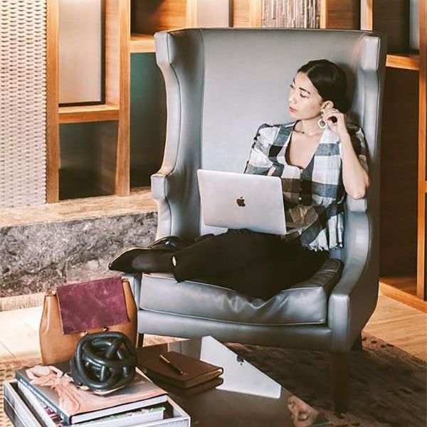 一个女人在她的电脑上设置自动购物