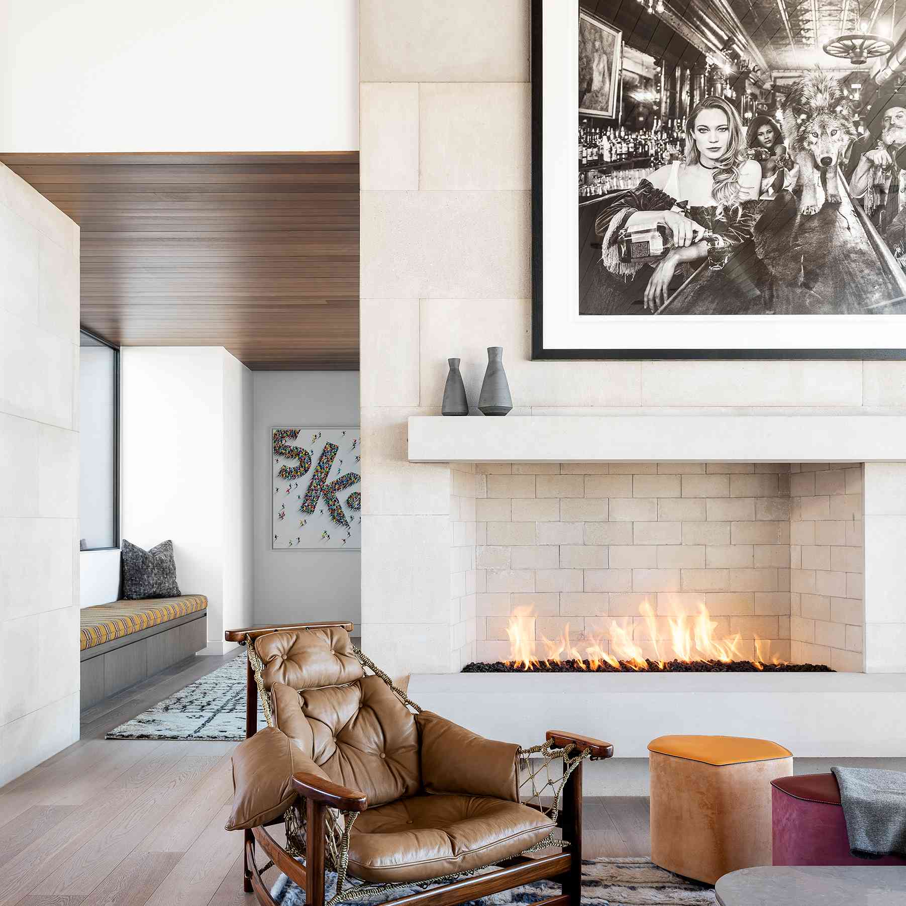 射击客厅壁炉和皮革椅子。