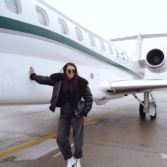 很酷的机场装备和战斗靴