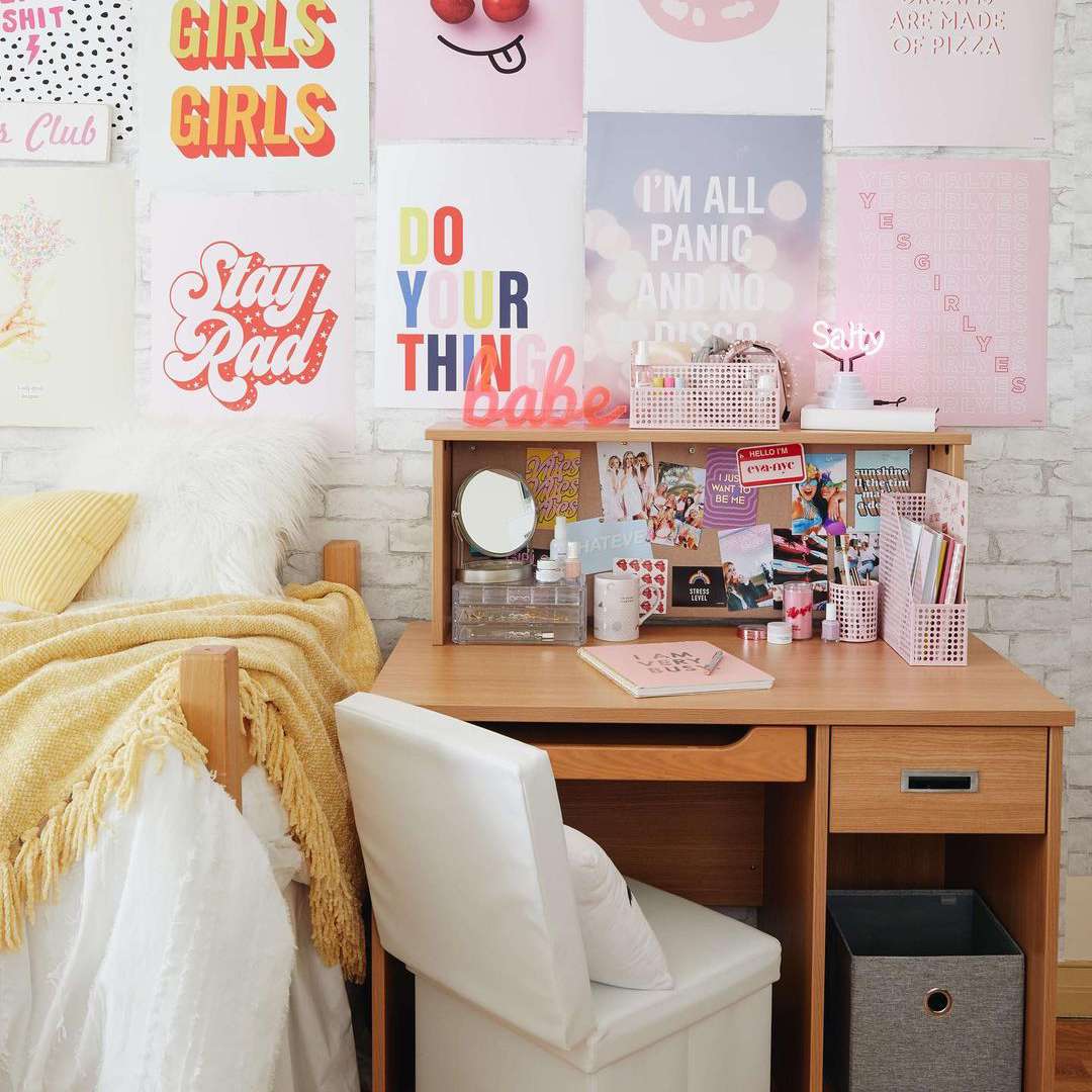 桃红色艺术画廊墙壁在宿舍里。