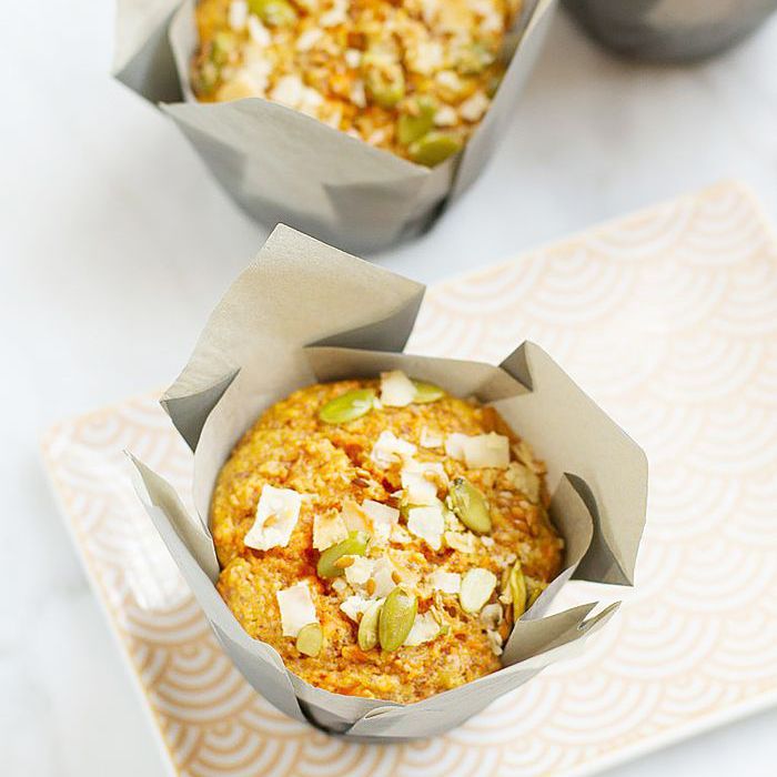 轻松的感恩节早餐想法-椰子胡萝卜松饼与种子Streusel