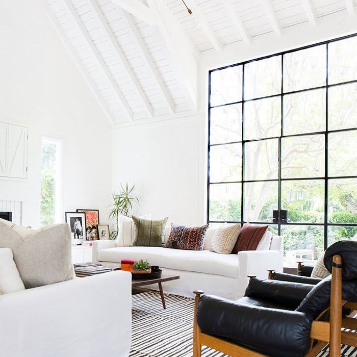 客厅里铺着黑白条纹地毯