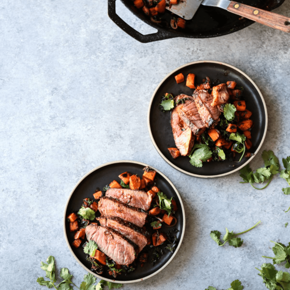 红辣椒铸铁煎锅牛排配甜土豆甘蓝散列