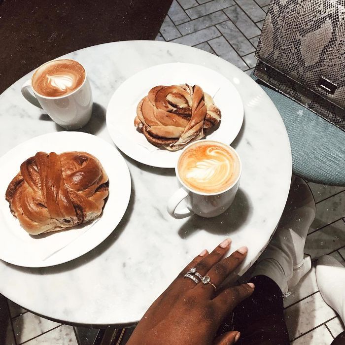 糕点和咖啡的杯子表