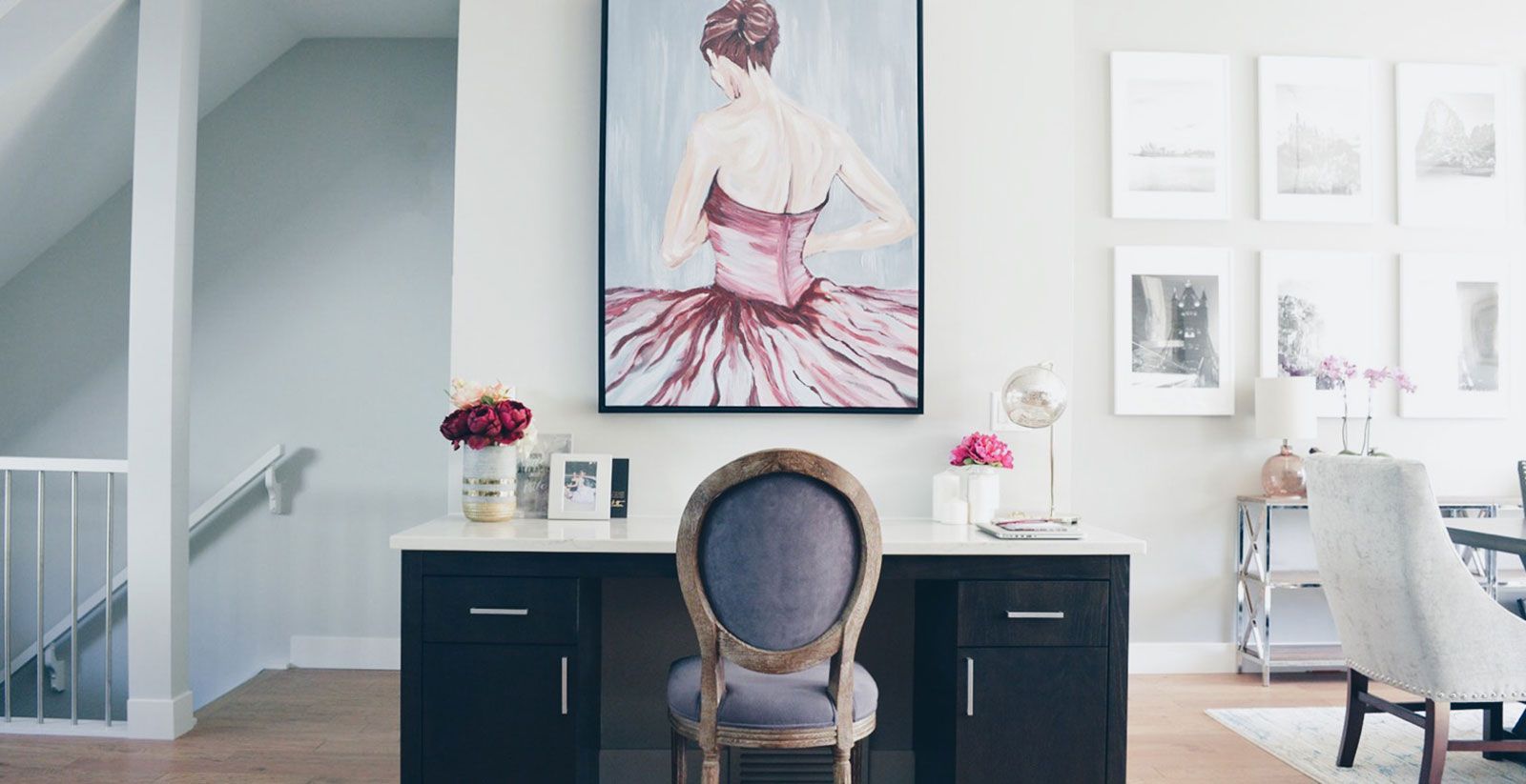 紫杉绘画在桌子上方