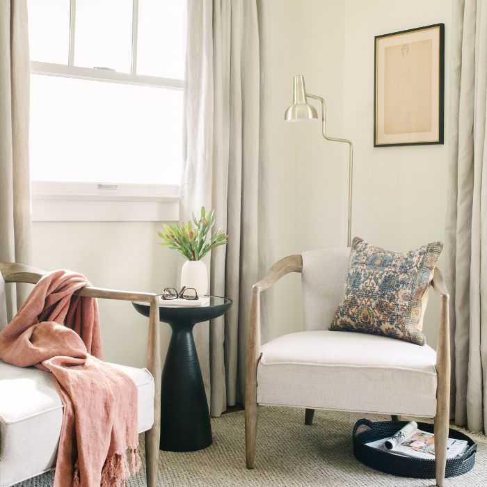 利马(Floriana Lima)在重新装修的客厅里阅读nook