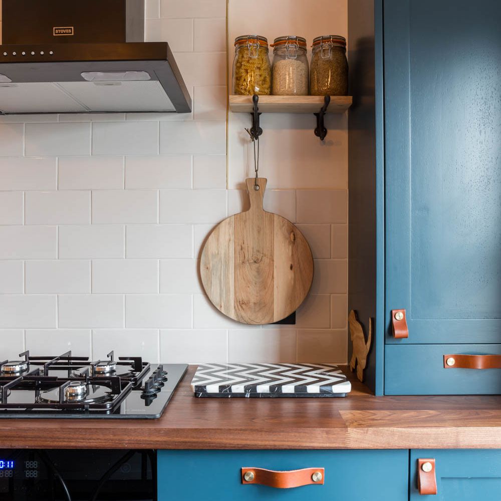 青色厨房橱柜和木制砧板。