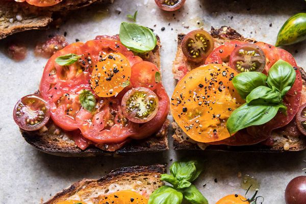 如何种植西红柿-花环传家宝西红柿、罗勒和曼彻斯特烤面包