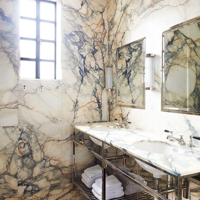 浴室有华丽的大理石墙壁，地板和柜台