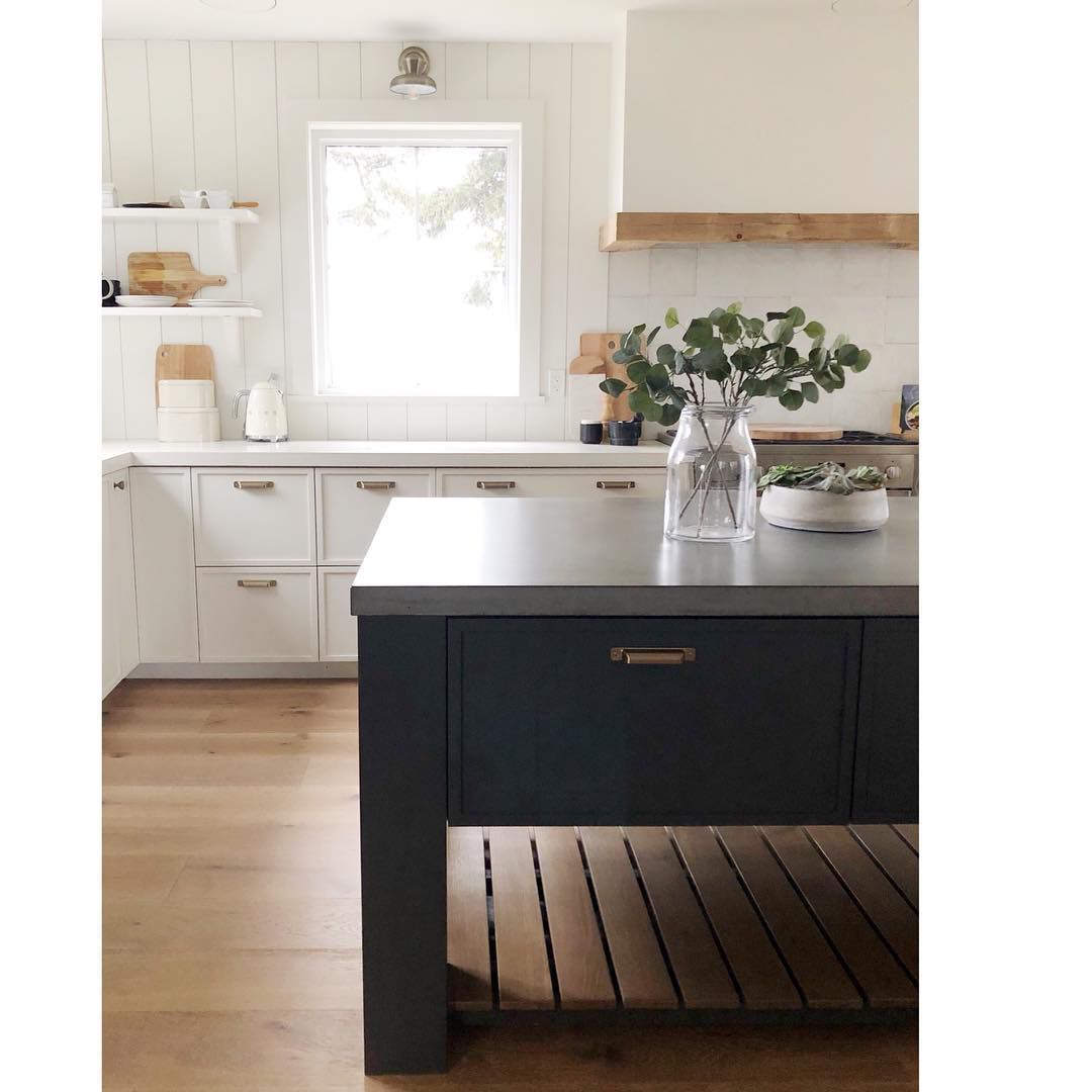 有混凝土岛和台面的乡村厨房。