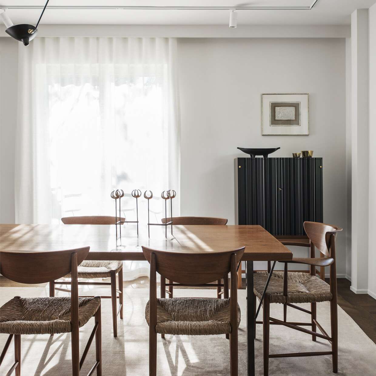 一张木制餐桌，上面有两个金属菜单架