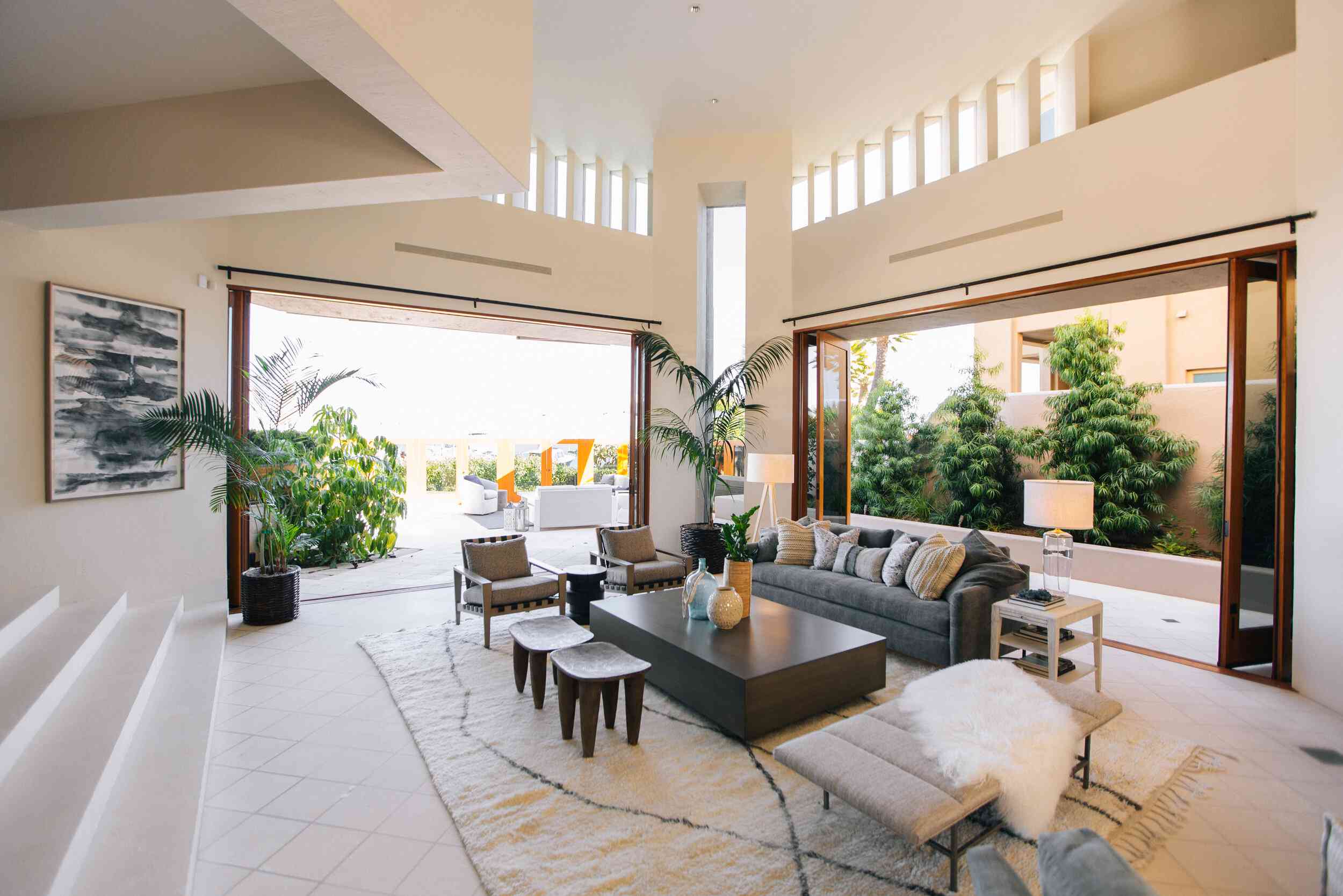 延伸到外面的盛大热带家庭室。