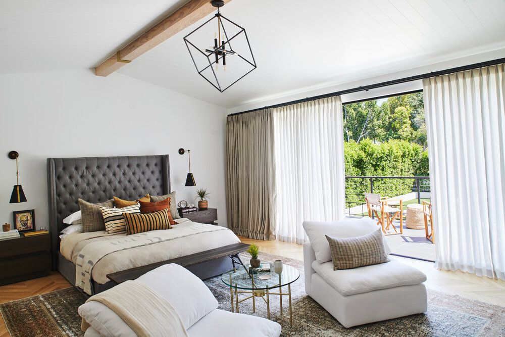 窗帘层叠在窗帘上的卧室