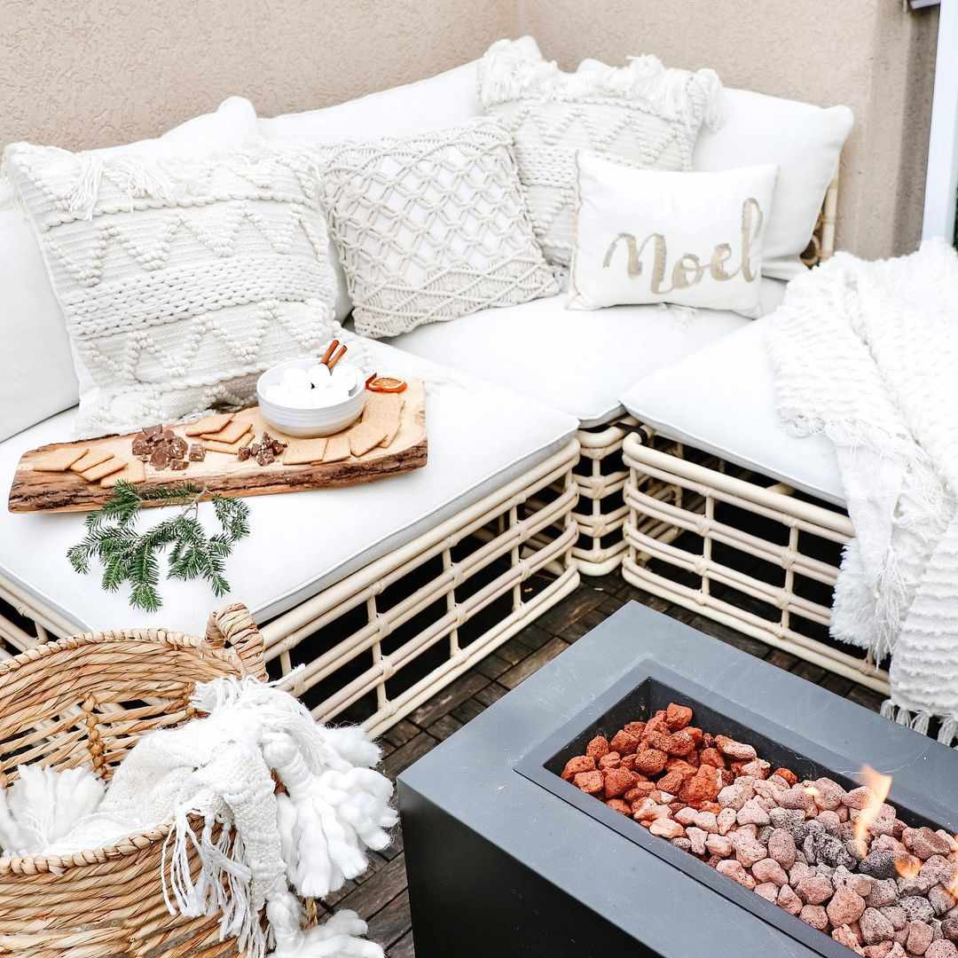 有白色床单的户外露台