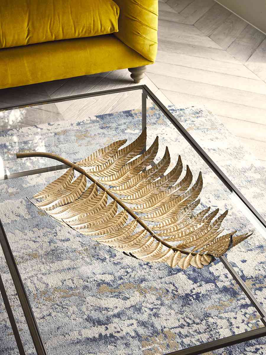 一种铜色的装饰性盘子，看起来像一片大蕨类叶子。