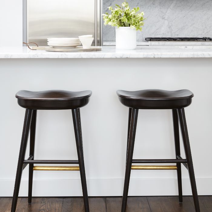 厨房柜台和凳子