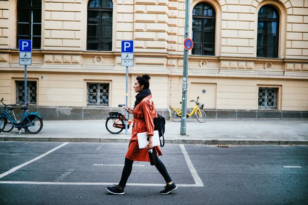 走在柏林的妇女。