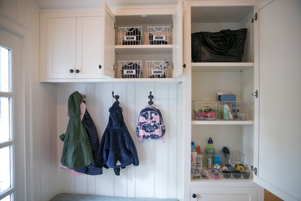 带内置物的门厅壁橱