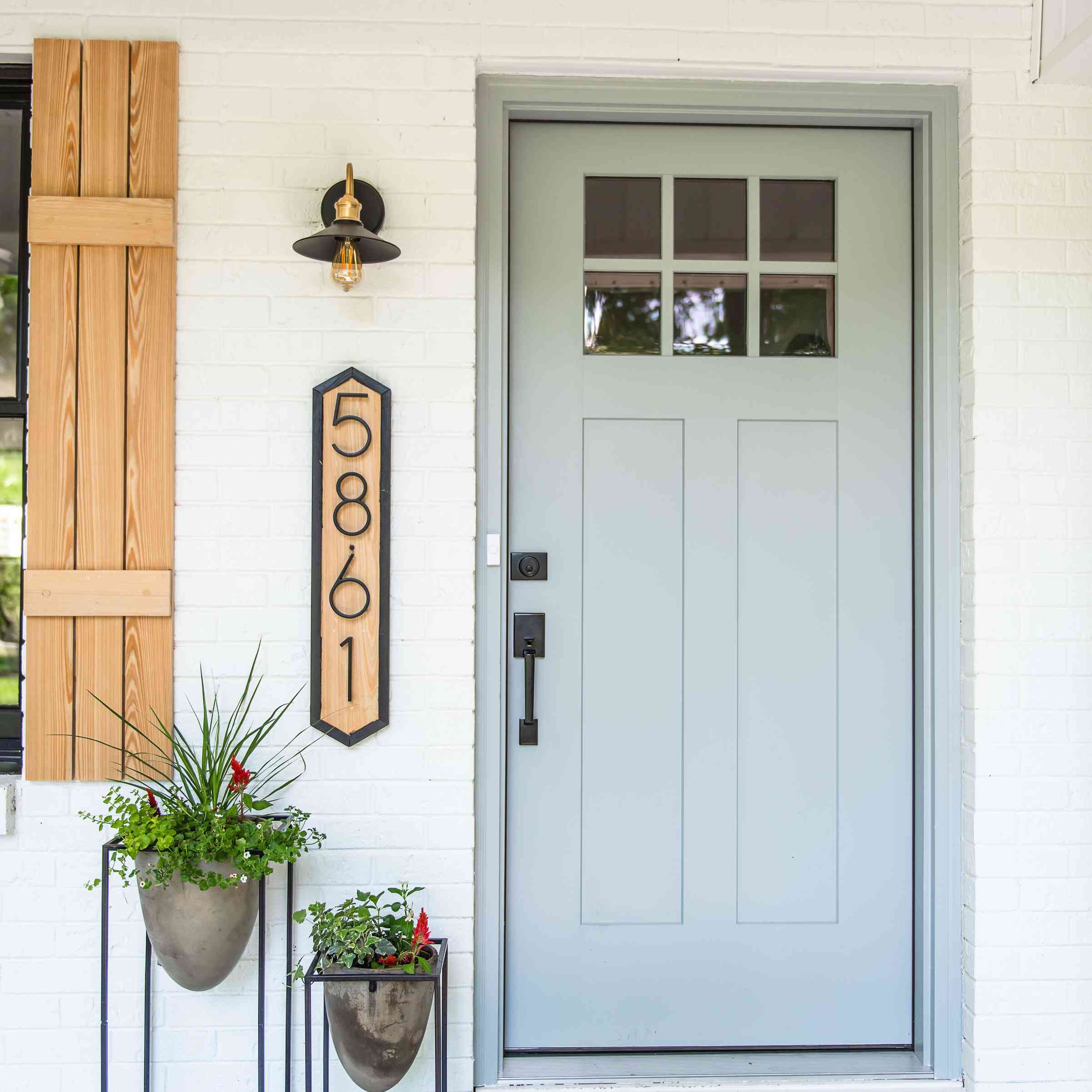 门廊上的蓝绿色门