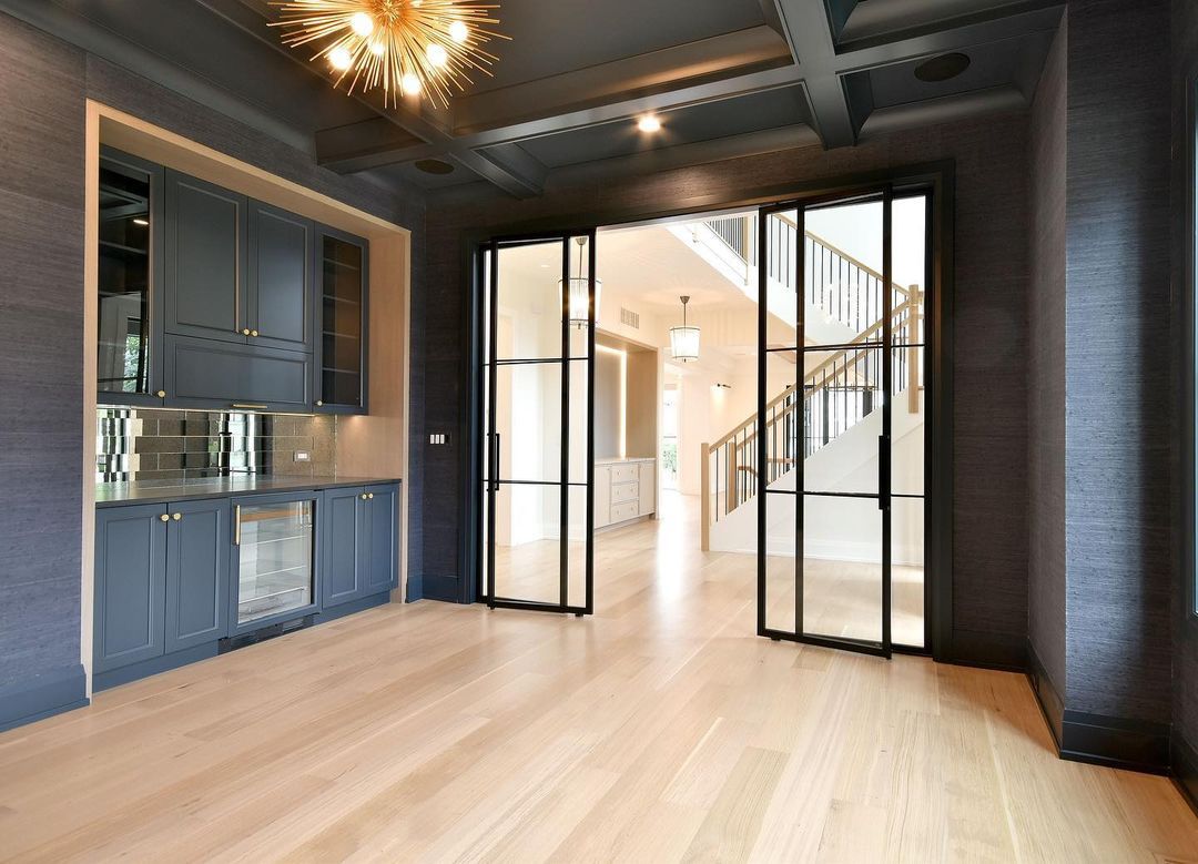 带宽松的天花板“class=