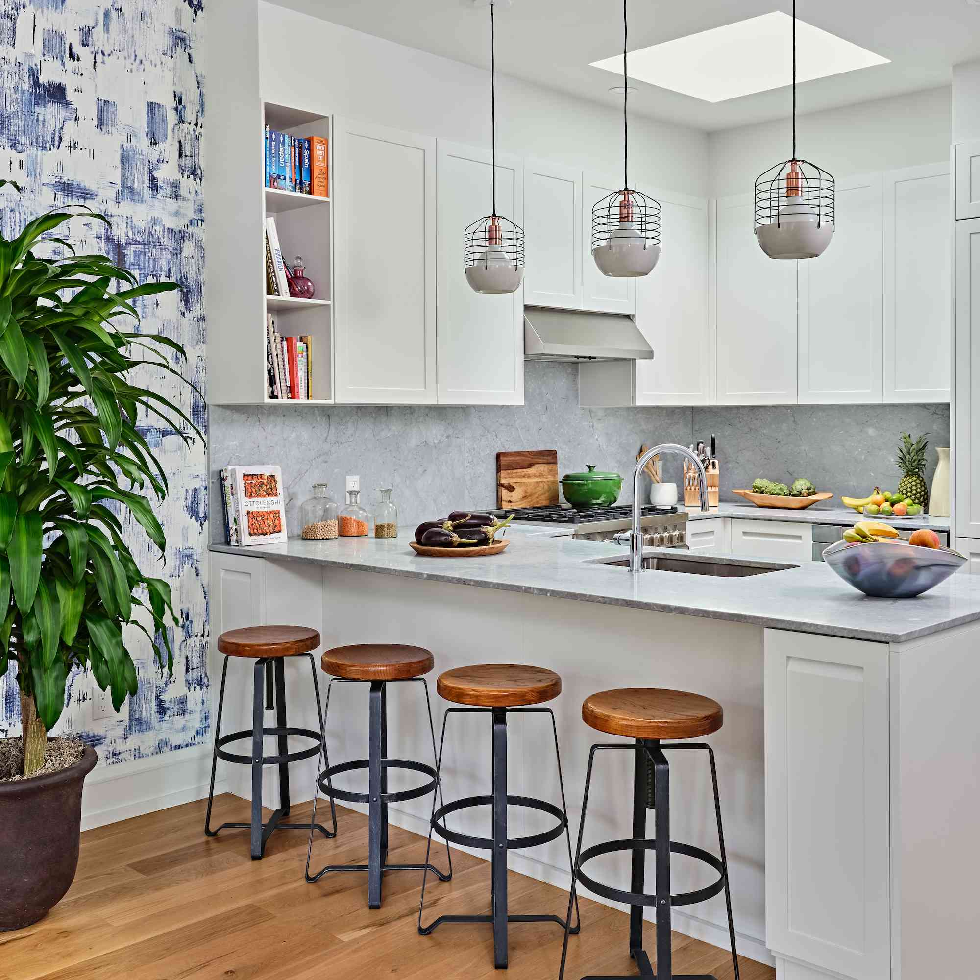 有口音墙壁的白色厨房