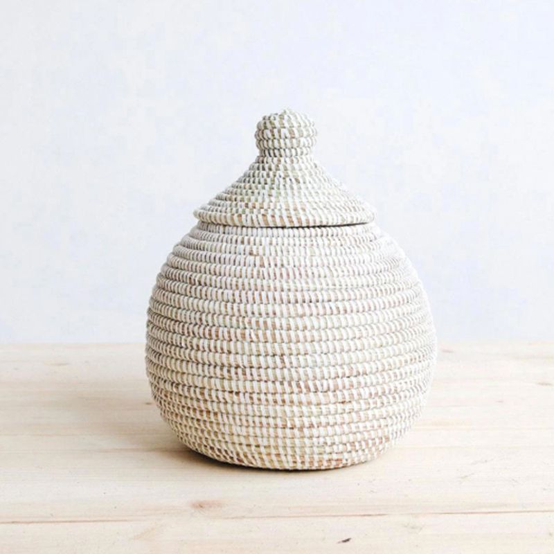 将一块编织的葫芦形篮的盖。