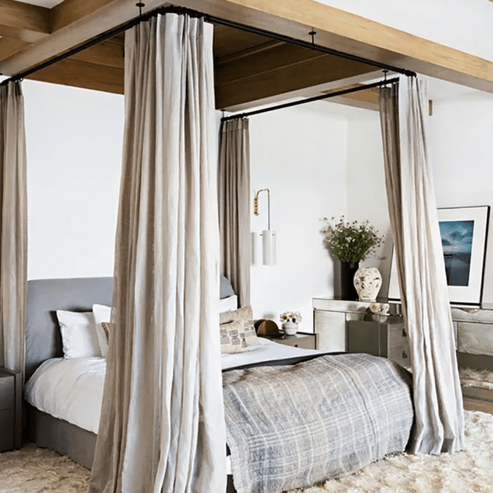 带四柱床和暴露木梁的禅宗卧室