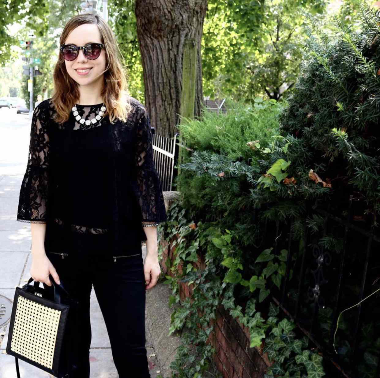 拿着一根藤茎包围绿叶的藤茎。