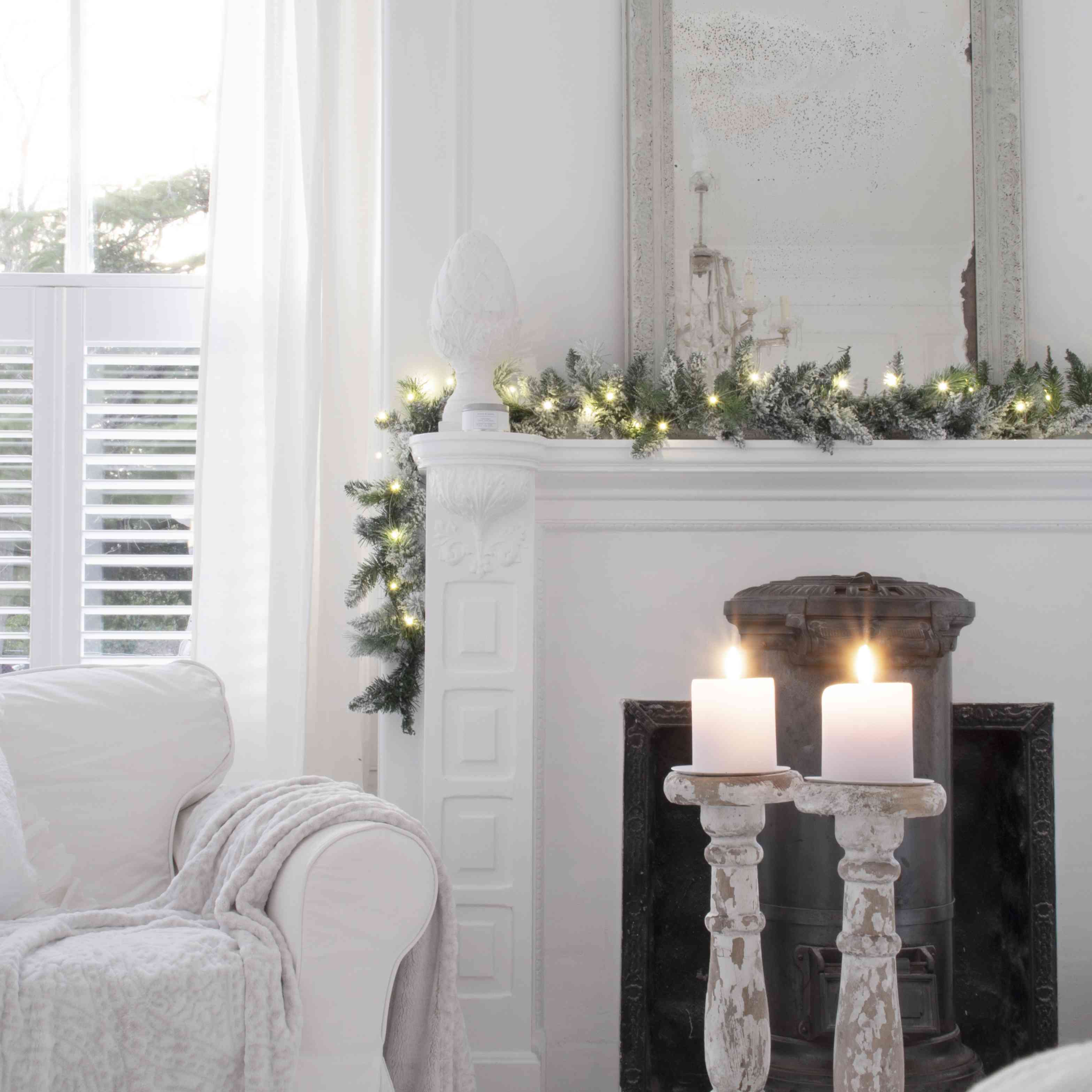 白色客厅有花环的披风。