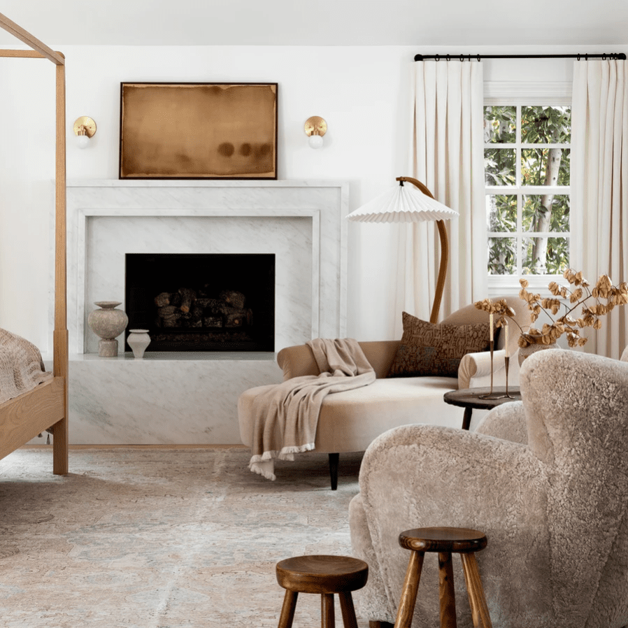 一个中性的房间，一个引人注目的扇形落地灯