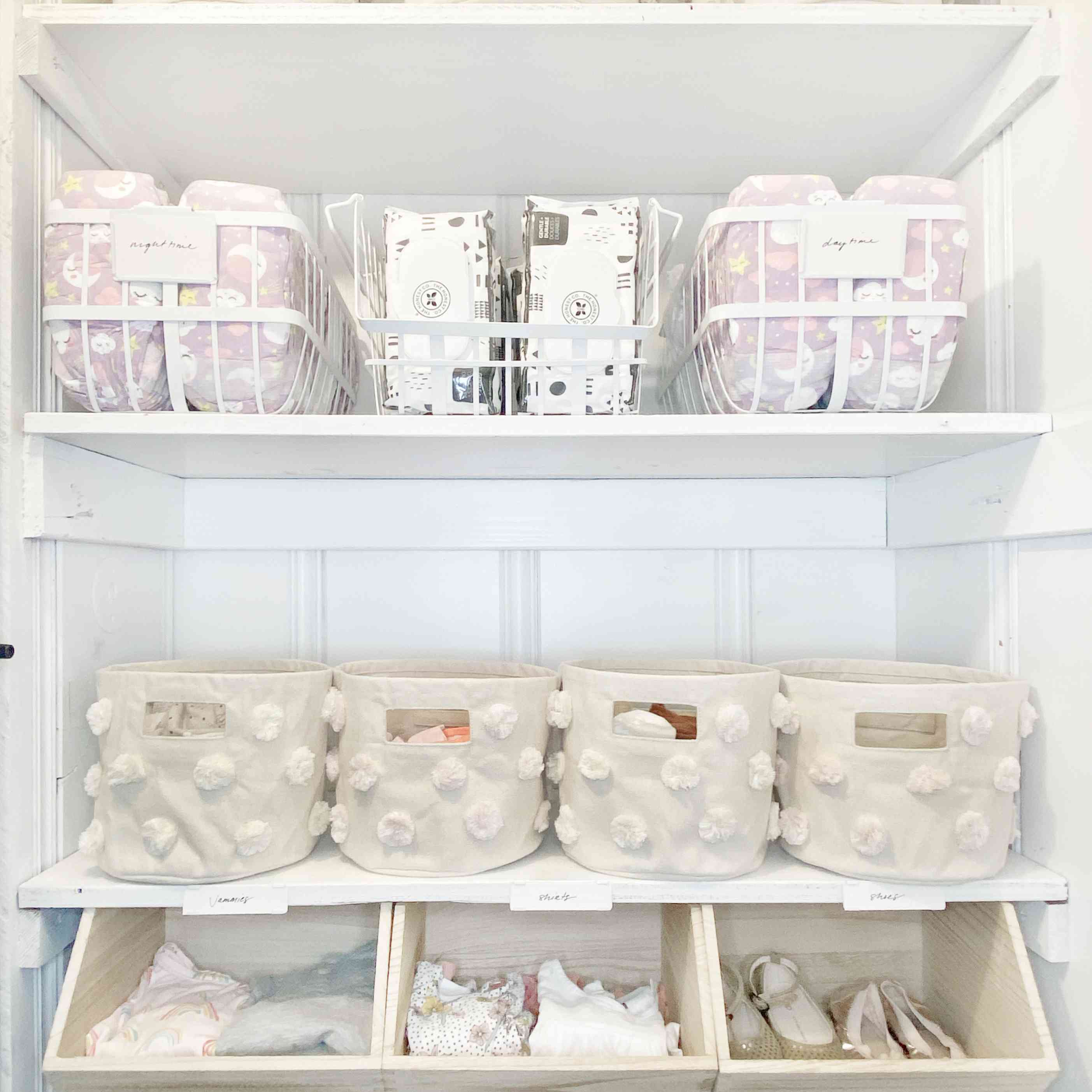 堆放着物品的衣橱