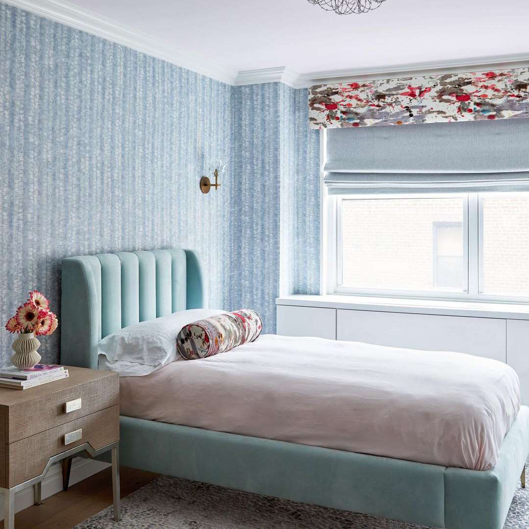 卧室里有蓝绿色的床