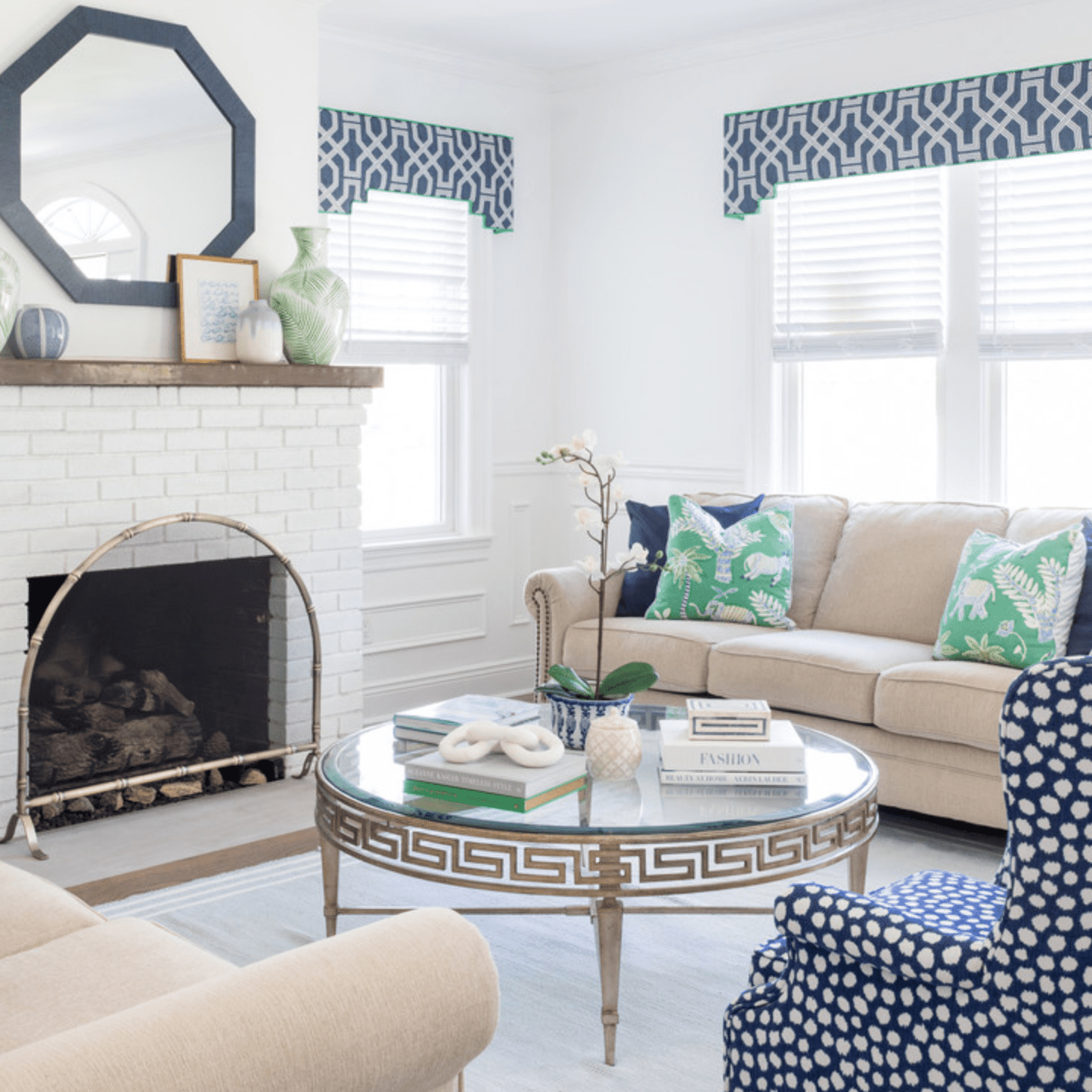 带有壁炉的正式客厅。